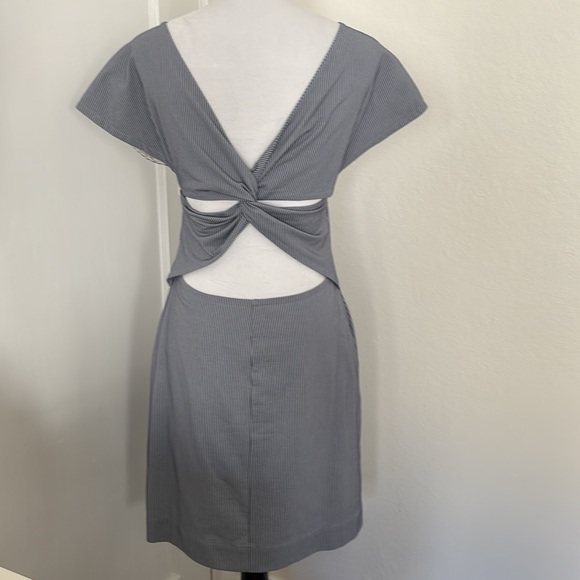 NWOT Theory Seercucker Pinstripe Open Back Cutout Summer Dress Size 6 - Picture 5 of 9